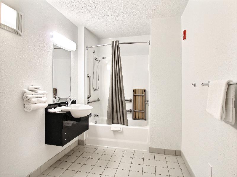 Motel 6 Middleburg Heights, Oh - Cleveland GA image