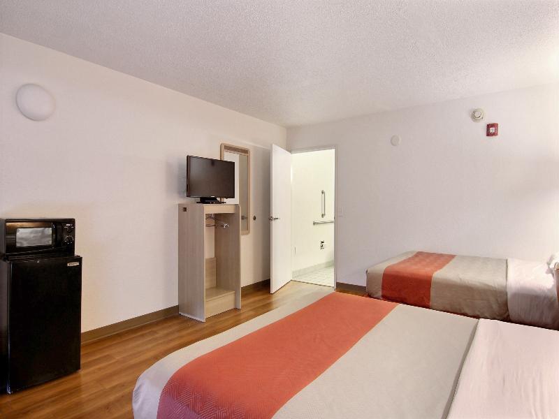 Motel 6 Middleburg Heights, Oh - Cleveland GA image
