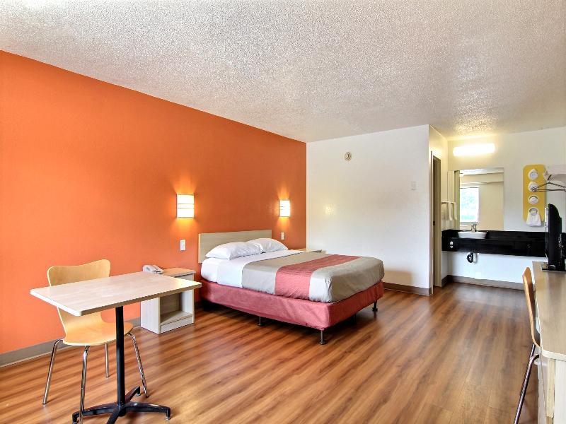 Motel 6 Middleburg Heights, Oh - Cleveland GA image