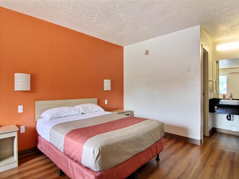 Motel 6 Middleburg Heights, Oh - Cleveland GA image