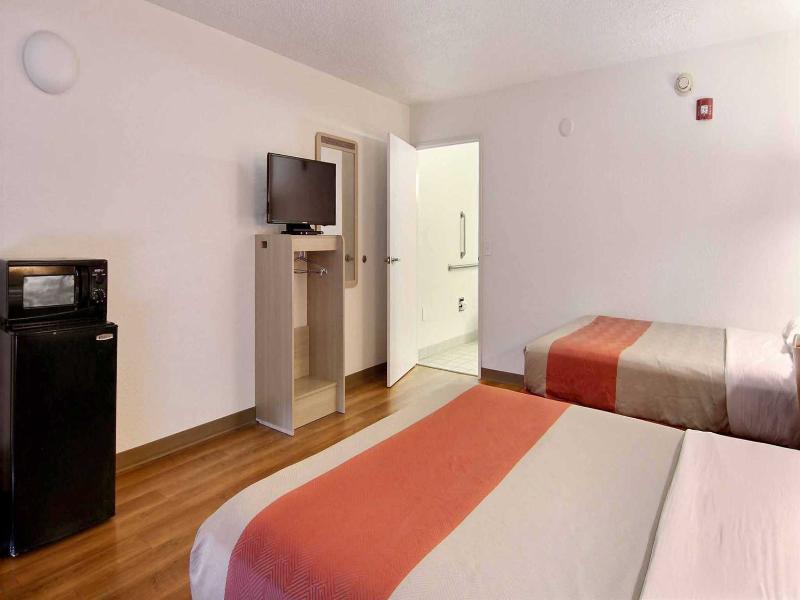 Motel 6 Middleburg Heights, Oh - Cleveland GA image