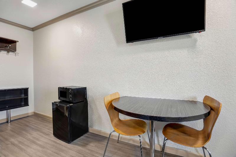 Motel 6-Red Bluff, CA image