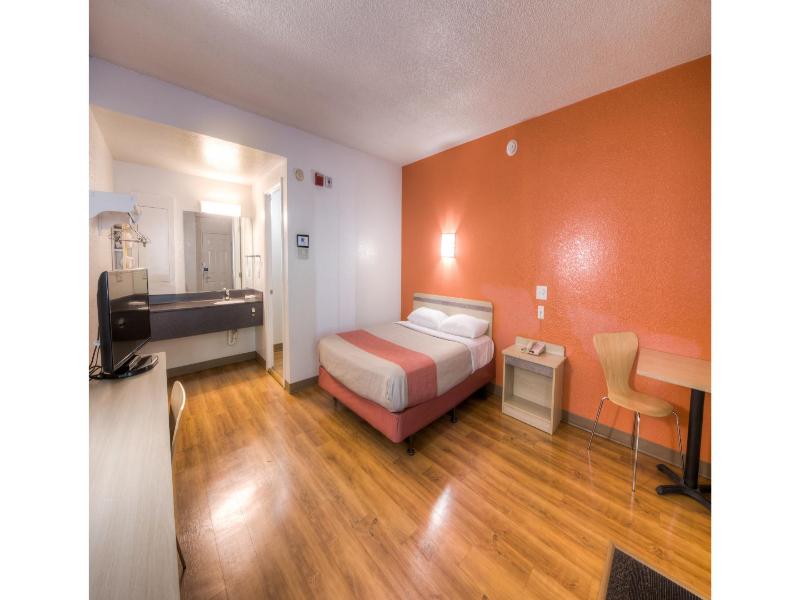 Motel 6 New London Niantic image