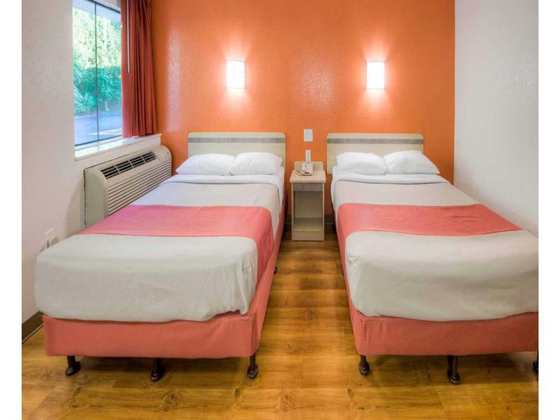 Motel 6 New London Niantic image