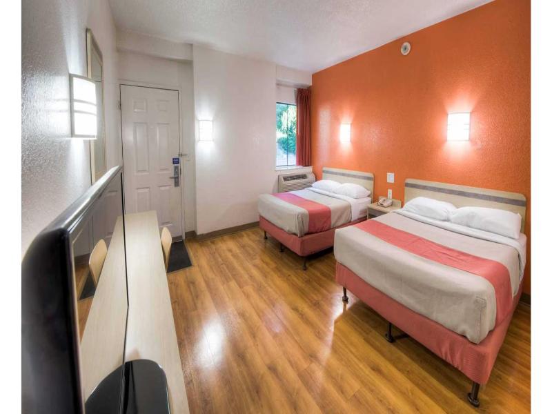 Motel 6 New London Niantic image