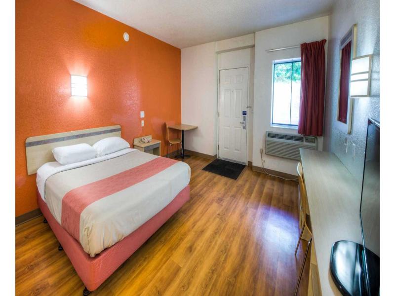 Motel 6 New London Niantic image