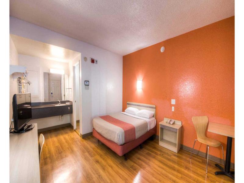 Motel 6 New London Niantic image