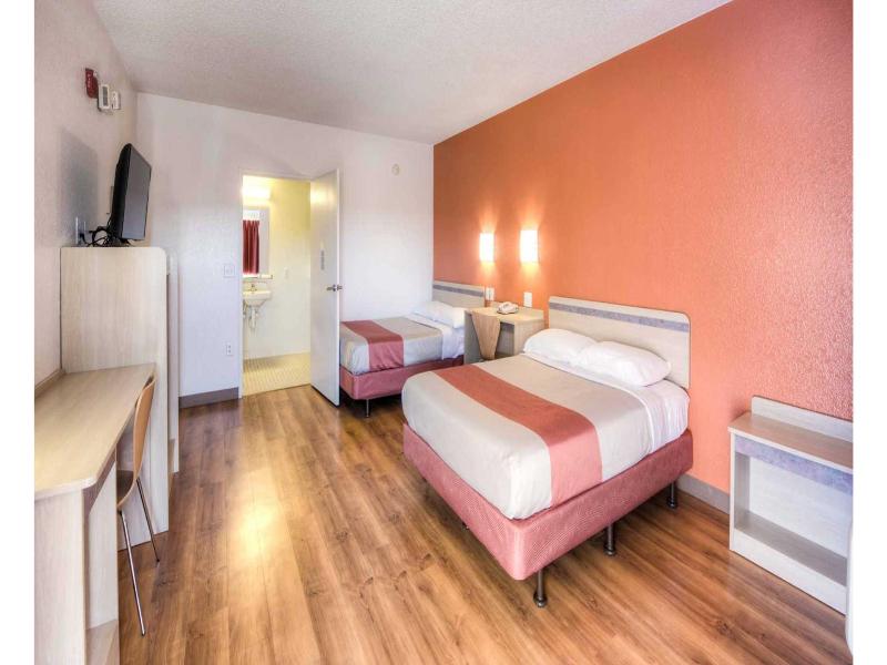 Motel 6 New London Niantic image
