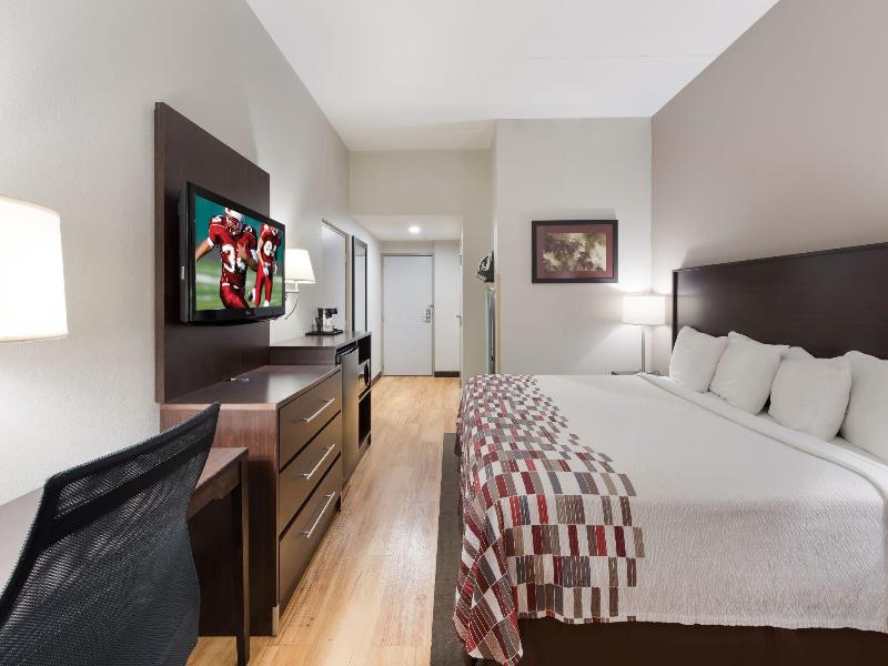 Red Roof Inn & Suites Columbus - West Broad image