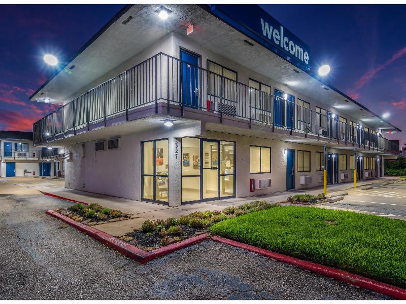 Motel 6-College Station, TX - Bryan GA — exterior view