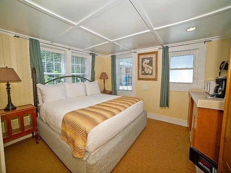The Georgianne Inn Suites image