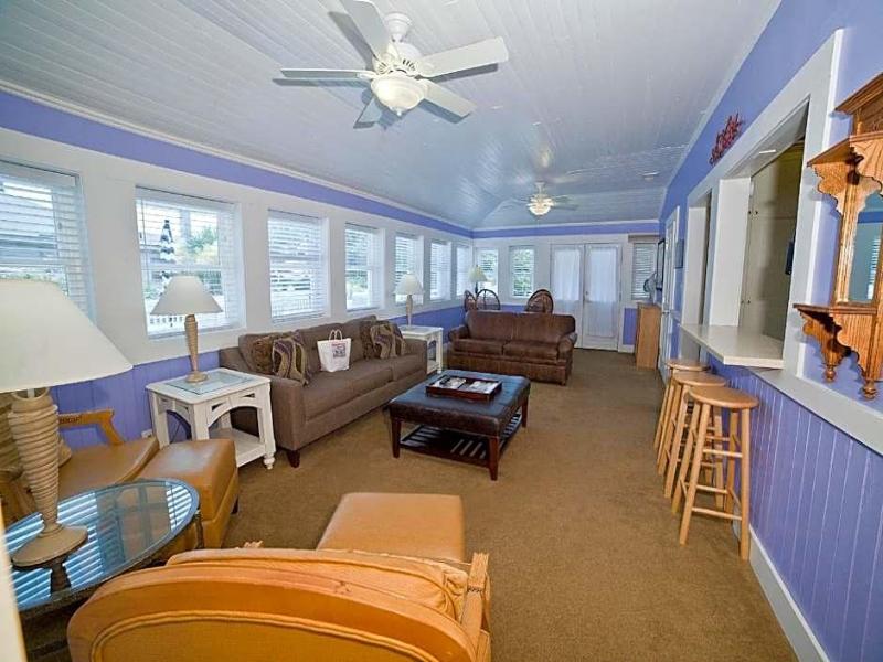 The Georgianne Inn Suites image