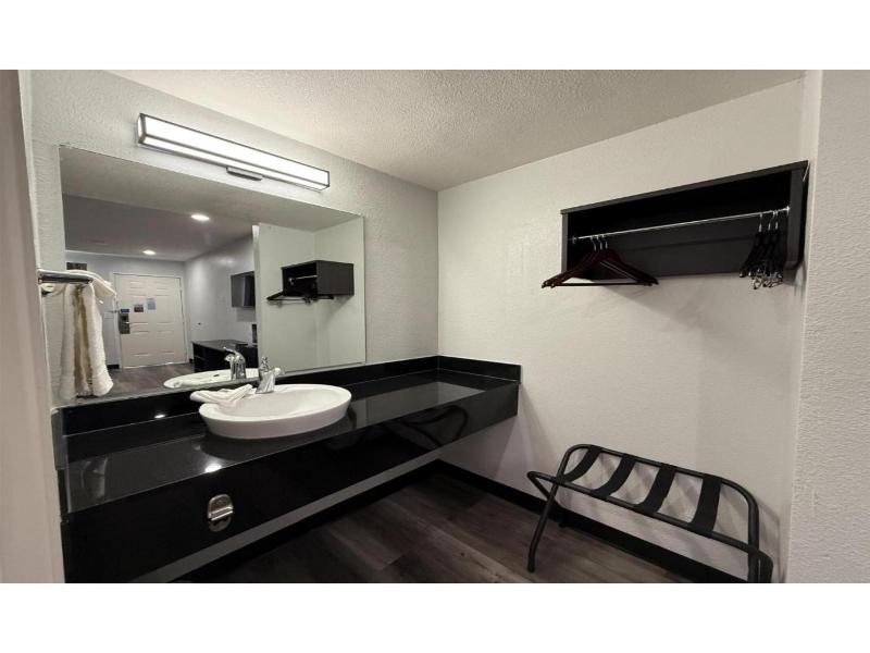 Motel 6 Tacoma, WA - South image