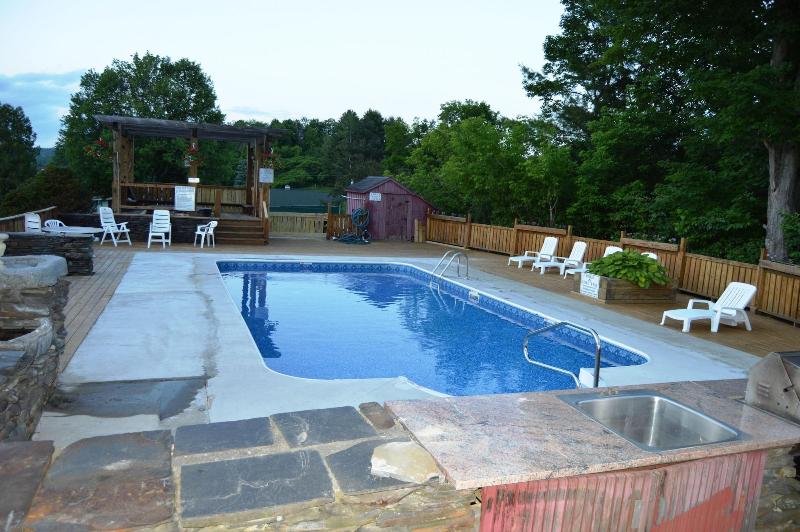 Hollow Inn And Motel image