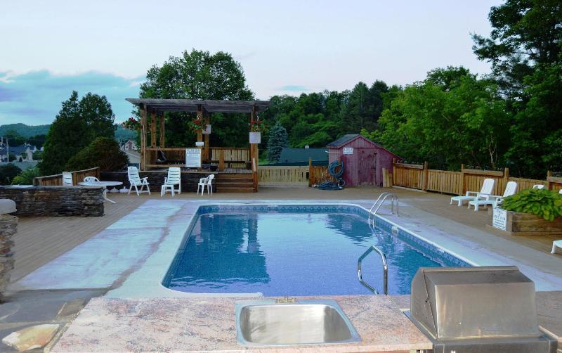 Hollow Inn And Motel image