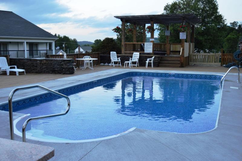 Hollow Inn And Motel image