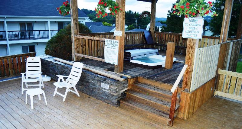Hollow Inn And Motel image