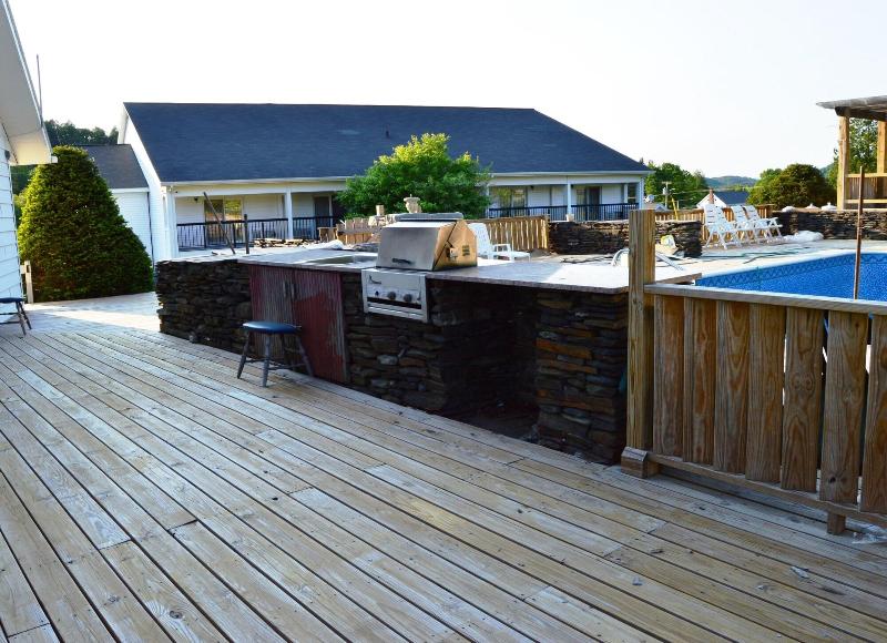 Hollow Inn And Motel image