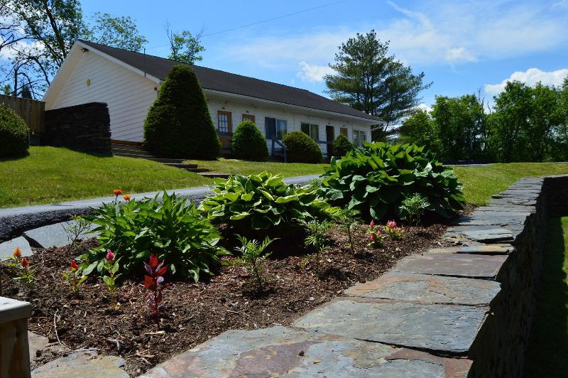 Hollow Inn And Motel image