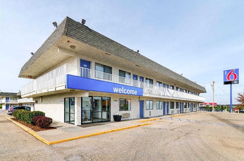 Motel 6 Topeka Northwest image