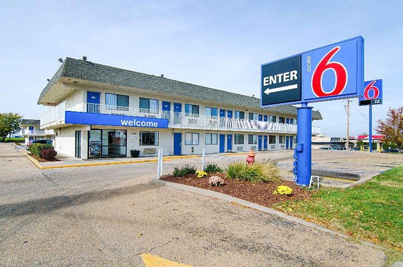 Motel 6 Topeka Northwest image