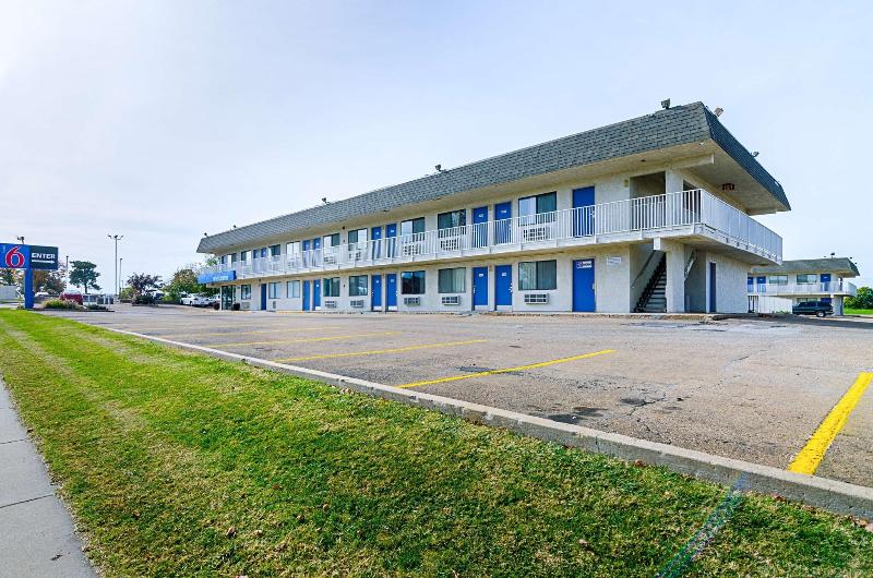 Motel 6 Topeka Northwest image