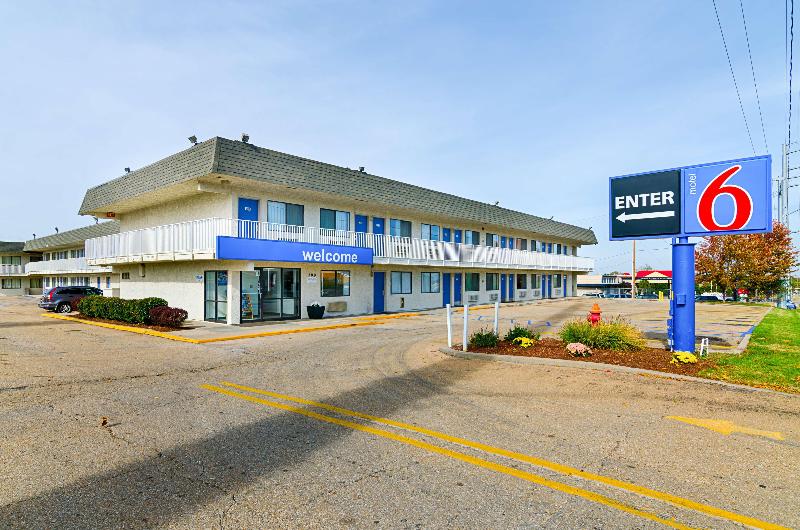 Motel 6 Topeka Northwest image