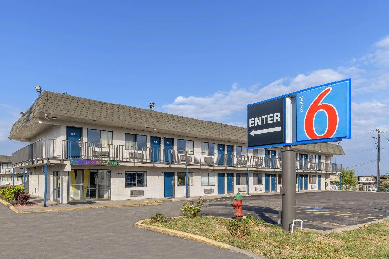 Motel 6 Topeka Northwest image