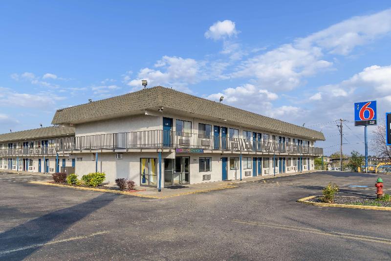 Motel 6 Topeka Northwest image