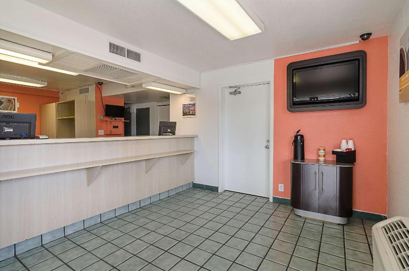 Motel 6 Topeka Northwest image