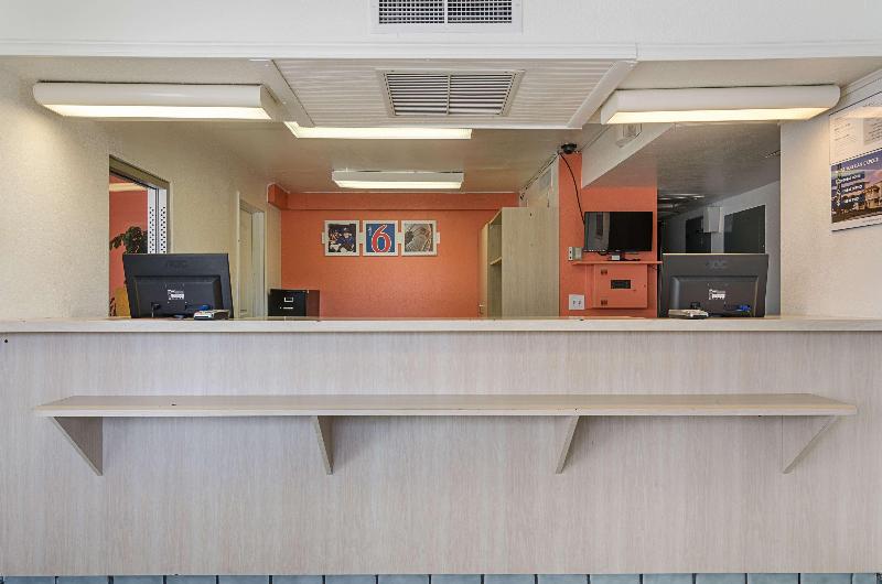 Motel 6 Topeka Northwest image