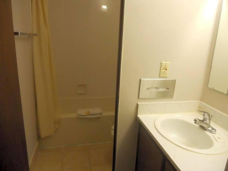 Rapids Inn and Suites image 6