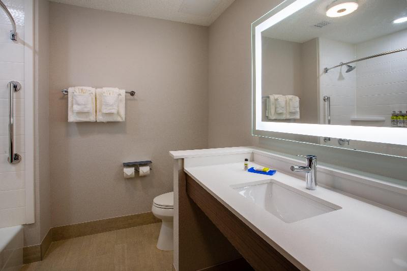 Holiday Inn Express & Suites Deland South photo 14