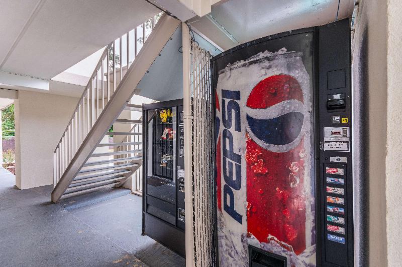 Motel 6 Cleveland Tx image