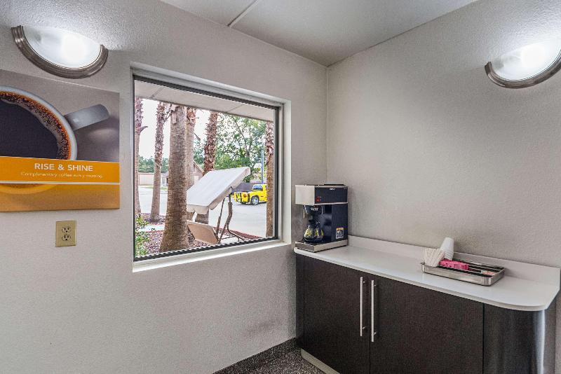 Motel 6 Cleveland Tx image