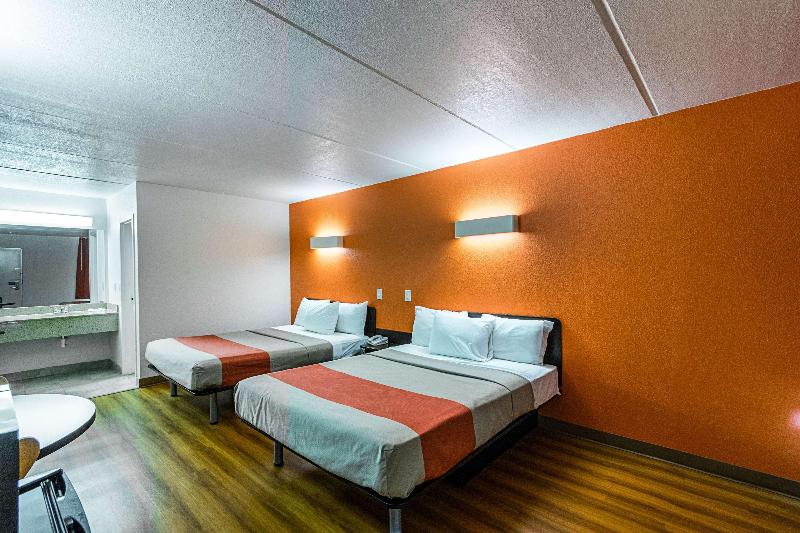 Motel 6 Cleveland Tx image