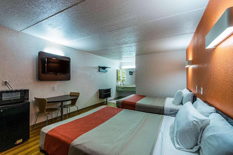Motel 6 Cleveland Tx image
