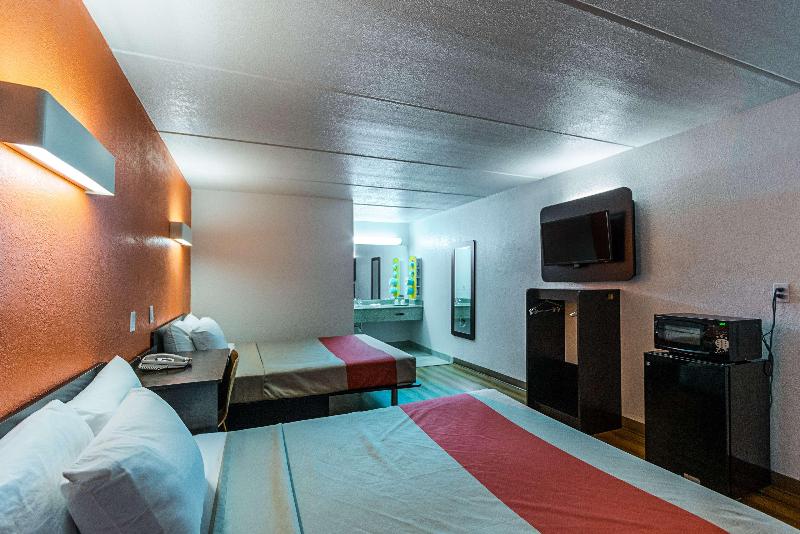 Motel 6 Cleveland Tx image