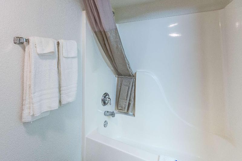Motel 6 Cleveland Tx image