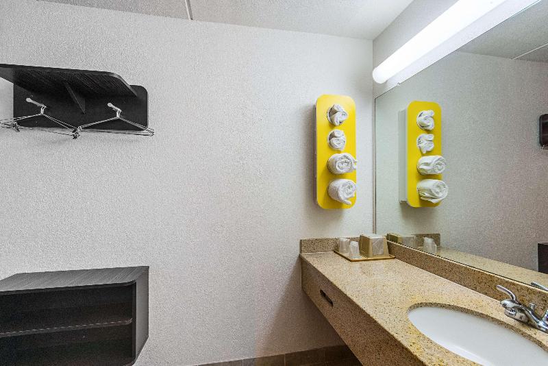 Motel 6 Cleveland Tx image