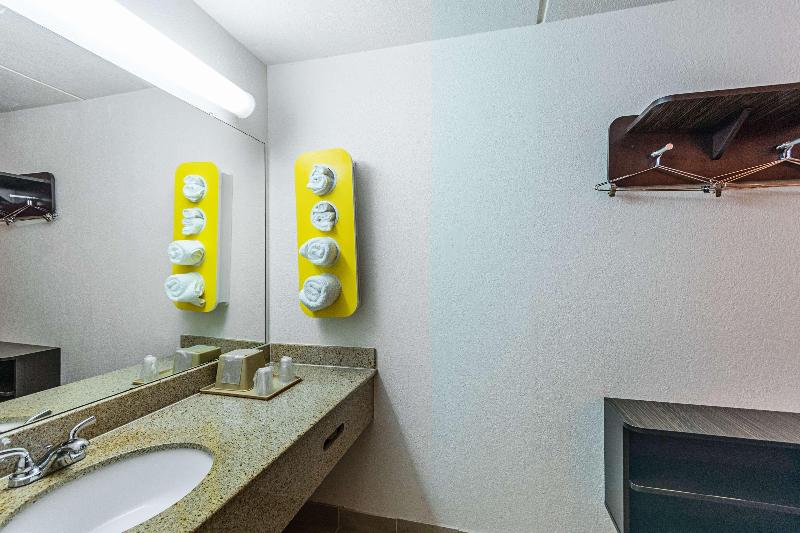 Motel 6 Cleveland Tx image