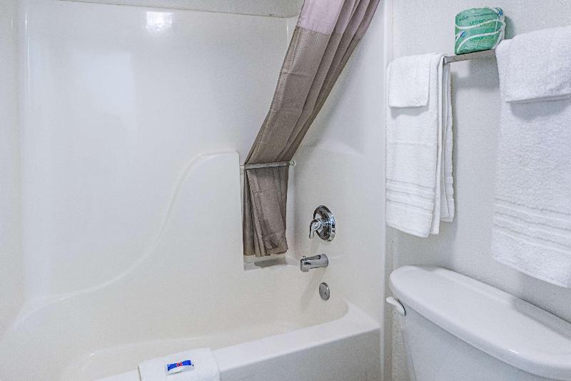 Motel 6 Cleveland Tx image