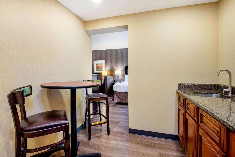 La Quinta Inn & Suites Bel Air/I-95 Exit 77A image