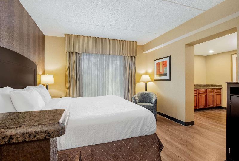 La Quinta Inn & Suites Bel Air/I-95 Exit 77A image