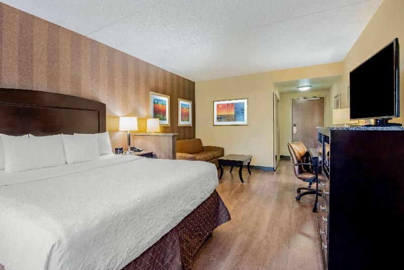 La Quinta Inn & Suites Bel Air/I-95 Exit 77A image