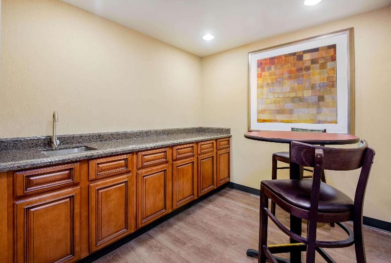La Quinta Inn & Suites Bel Air/I-95 Exit 77A image