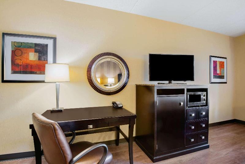 La Quinta Inn & Suites Bel Air/I-95 Exit 77A image