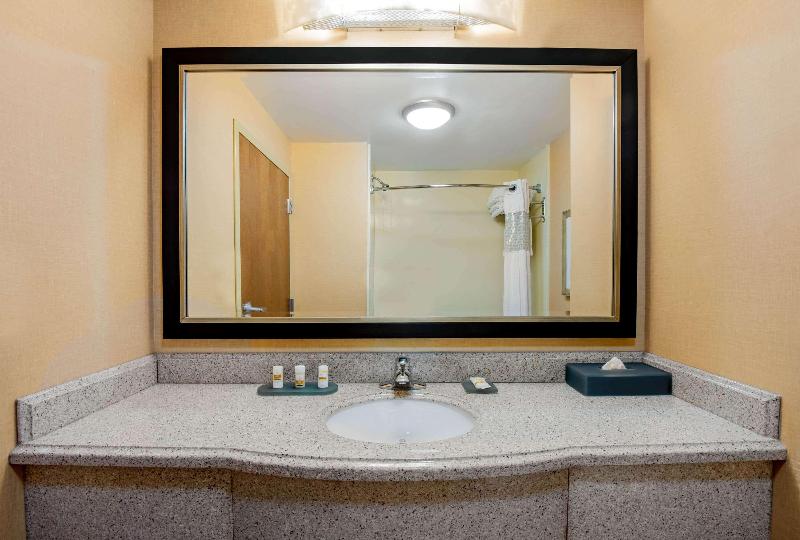 La Quinta Inn & Suites Bel Air/I-95 Exit 77A image