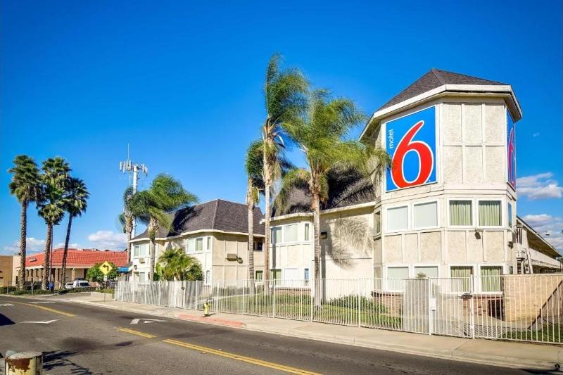 Motel 6 Riverside, CA - South image