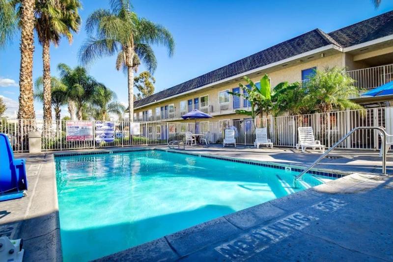 Motel 6 Riverside, CA - South image